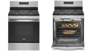 左边是烤箱门关闭的惠而浦WFG535S0JS气灶;右边是烤箱门开着的惠而浦WFG535S0JS，两个架子上有一些面包和食物。
