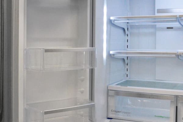 两扇冰箱门提供了相同的存储空间，除了左边的一个牛奶箱。