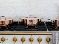 铜制炊具放在高档煤气灶上。