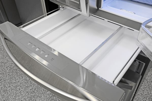 The Kenmore Elite 72483's central drawer comes with two adjustable dividing partitions, as well as four distinct temperature settings.