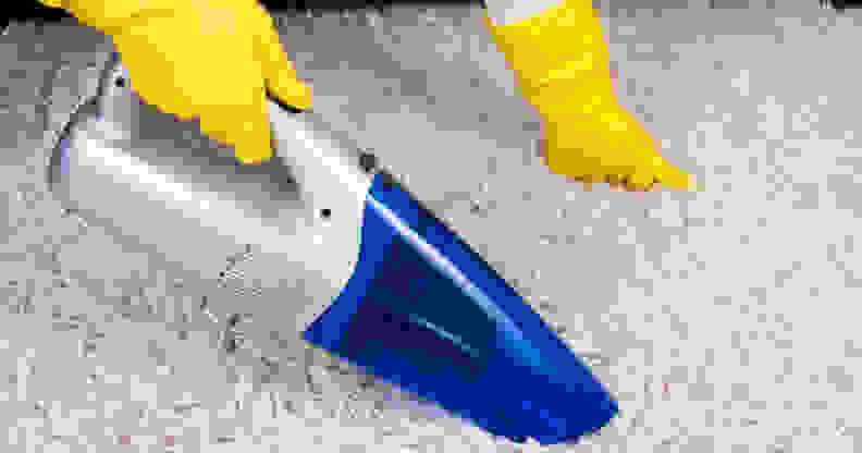 Cleaning a carpet with a cordless vacuum