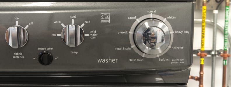 The FFLE4033QT has controls that are somewhere between modern and traditional.