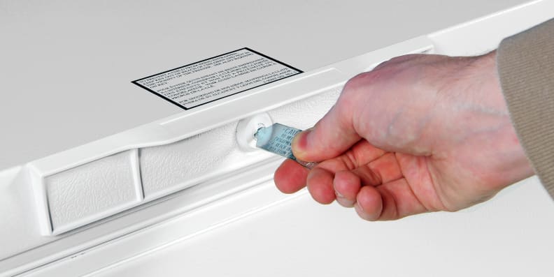 The handle is rather shallow, but still gives you enough to grip. Like all good chest freezers, the Whirlpool EH151FXTQ also comes with a door lock.