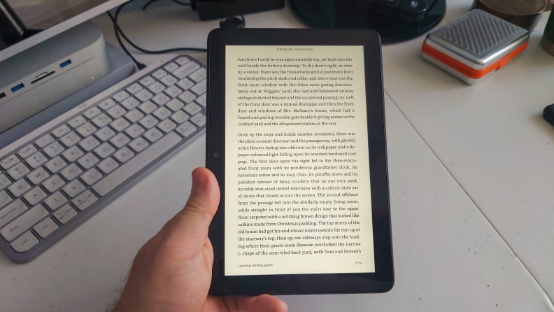 Tekst z ebooka wyświetlany na tablecie Kindle Fire HD 8.
