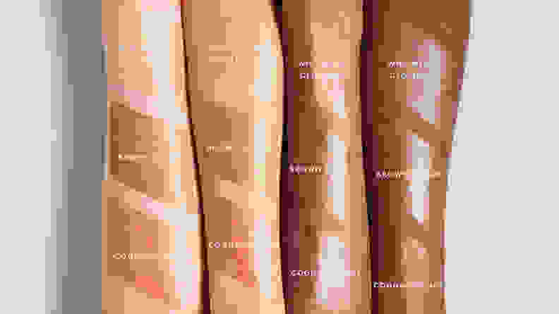 四个不同肤色的手臂上有三种不同颜色的Fenty Beauty Body Lava色块。