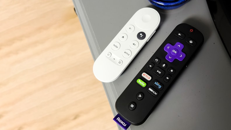 El Google Chromecast con control remoto de Google TV junto al control remoto de Roku