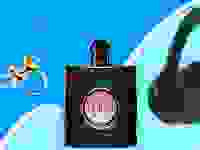 镀金项链，黑色/粉色香水瓶和黑色无线耳机在蓝色漩涡背景