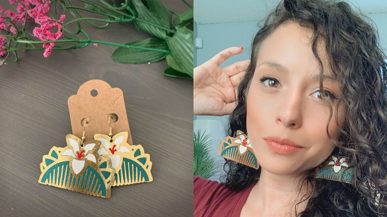 Earrings shaped like Mulan's comb.