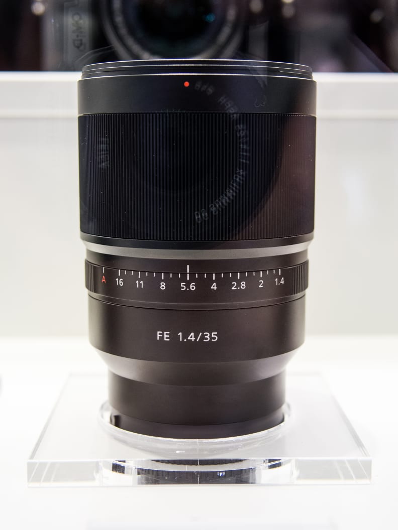 Zeiss Distagon T* 35mm f/1.4 ZA – Side View