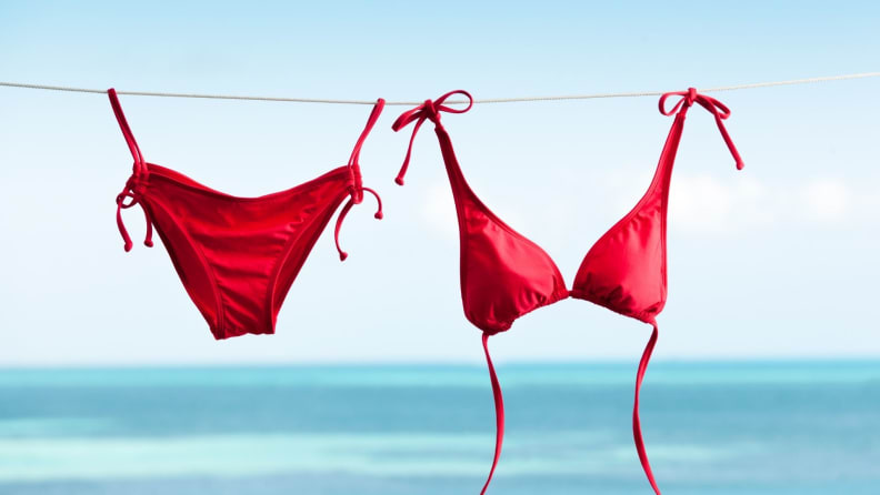Un bikini rouge sur une ligne de vêtements