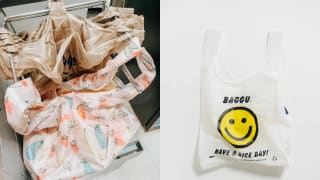 左边是收银台区，多色可重复使用的购物袋，旁边是普通的棕色购物袋。右边是白色可重复使用的食品袋，上面有黄色的笑脸和“Baggu”字样。