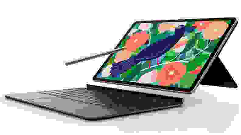 在白色背景前有键盘和手写笔的平板电脑。