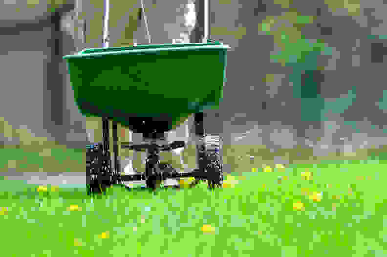 Fertilizing a lawn