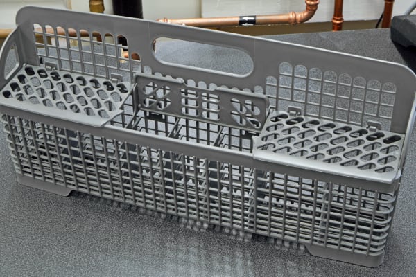 宜家Renlig IUD8555DX的可移动餐具篮分为三个不同的部分。