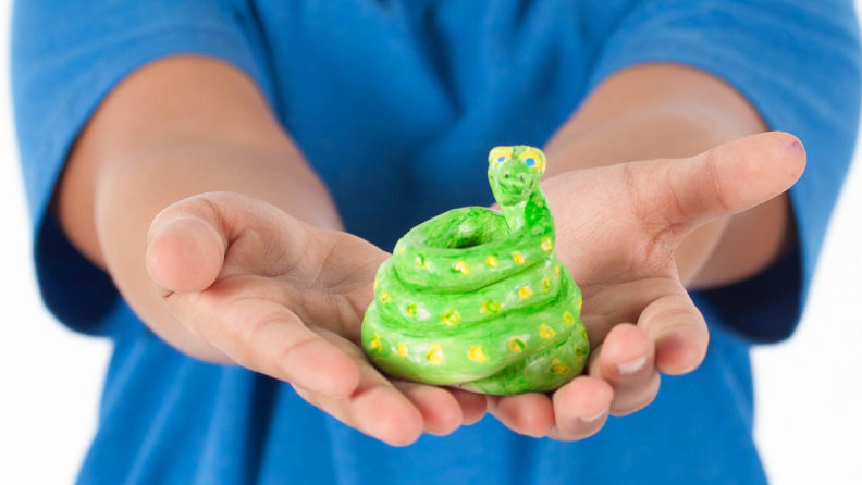 A battery-operated pottery wheel brings the ceramics studio home.