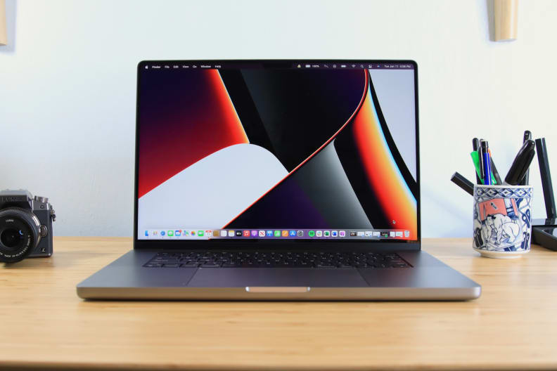 MacBook Pro 16 M1 Max firmy Apple z otwartym wyświetlaczem.