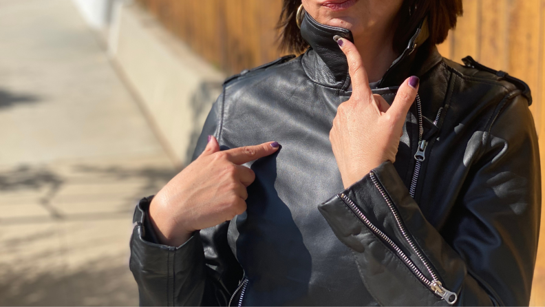 Pointing at no snaps on a leather jacket.