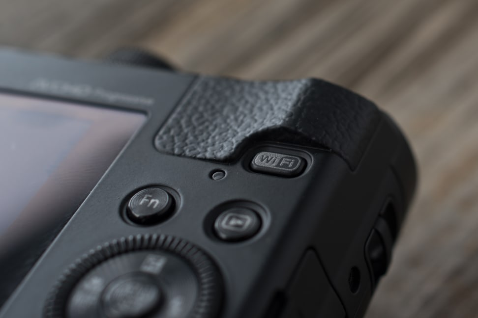 Panasonic-ZS40-review-design-wifi.jpg