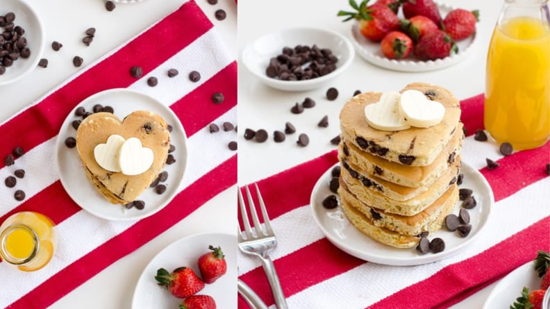 Dos fotos de lado a lado de panqueques con chispas de chocolate en forma de corazón.