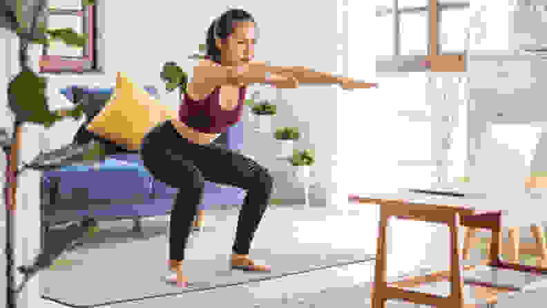 年轻亚洲健康妇女锻炼在家，锻炼，适合，做瑜伽，家庭健身概念