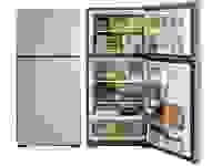 在白色空隙中冰箱的实例。在左侧，它的门被关上。在右边，它的门是打开的，展示了您可以安装的所有物品。