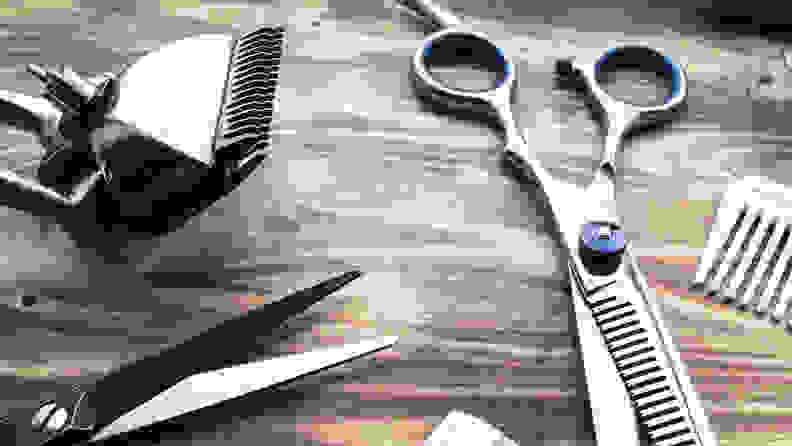A photo of a set of hair cutting tools.