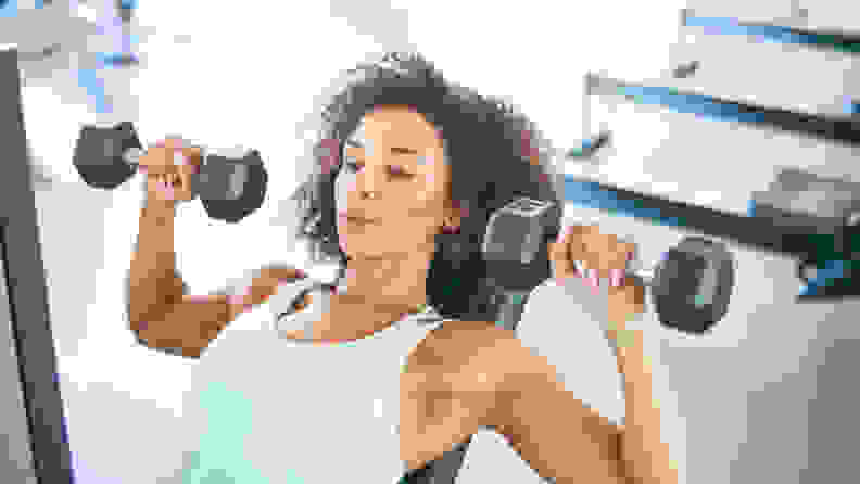 woman lifting dumbbells