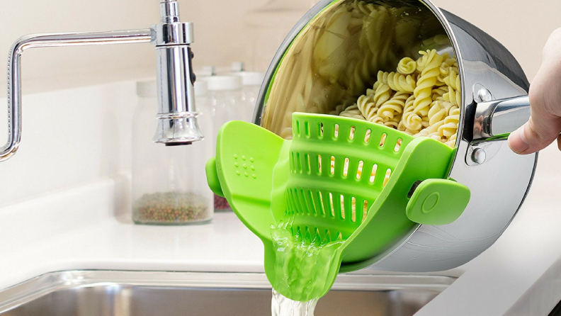 Kitchen Gizmo Snap 'N Strain Strainer