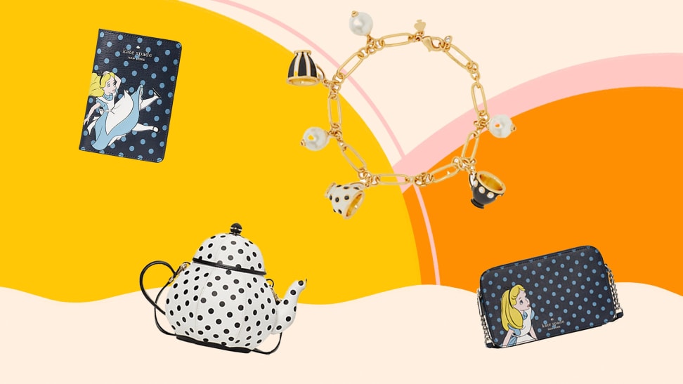 凯特·斯佩德的《爱丽丝梦游仙境》主题商品，包括护照、茶壶包、手镯和橙色背景的钱包。