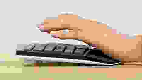 A hand on the Logitech MK850 Keyboard