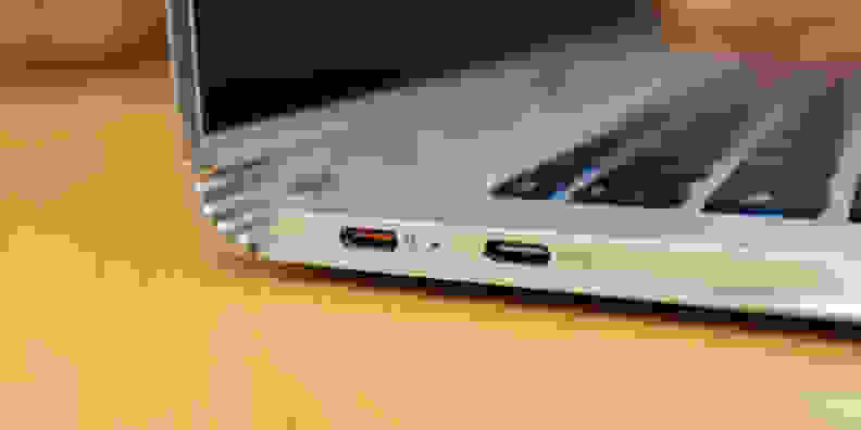 Lenovo Yoga 910 USB-C ports