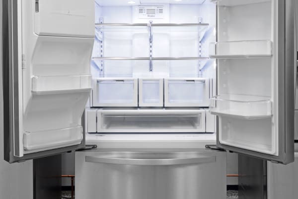惠而浦WRF75SDEM是一款全方位高效冰箱，是一款价格合理且配有自动售货机的理想选择。