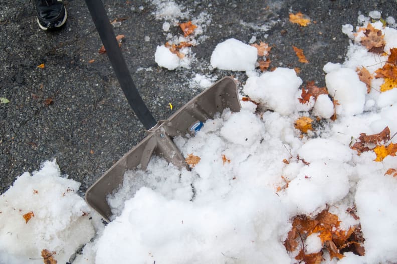 Testing snow shovels