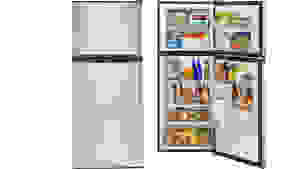 两个海尔冰箱漂浮在白色空白。最左边的门关闭，炫耀其不锈钢外部和黑色塑料口袋手柄。最右边的版本有它的门打开，展示了完全储存的架子。