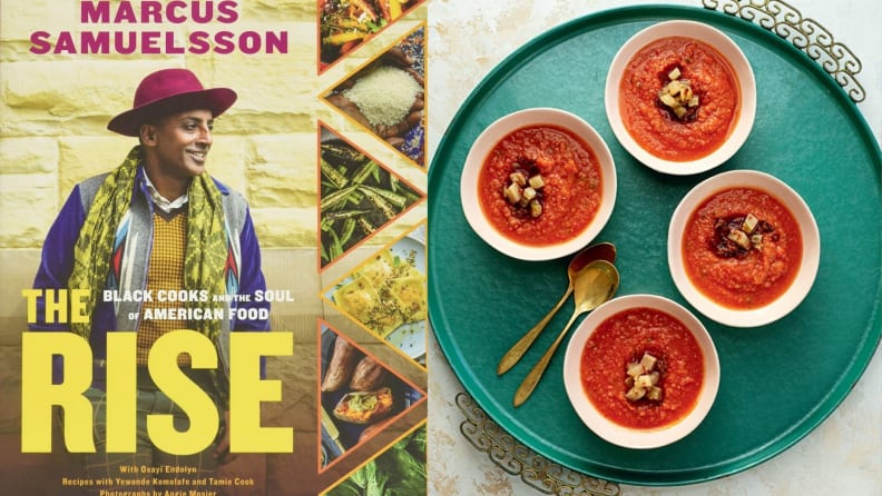 A la izquierda está la portada de The Rise.  A la derecha hay cuatro tazones pequeños de caldo rojo en una bandeja de servir turquesa.