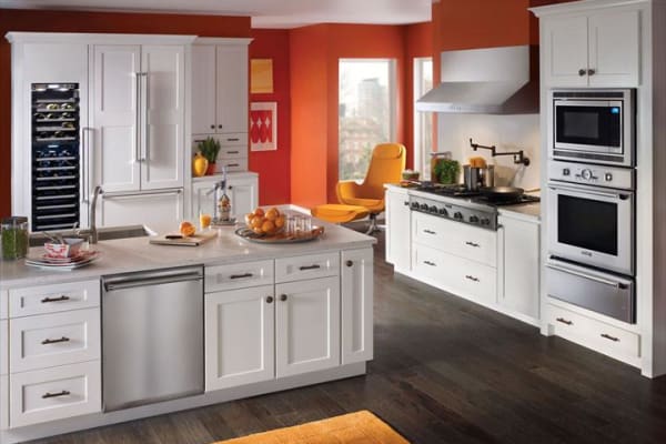 引人注目的现代橙色厨房与橙色口音，配备Thermador 24英寸蓝宝石系列洗碗机，48英寸炉灶，30英寸组合壁式烤箱。