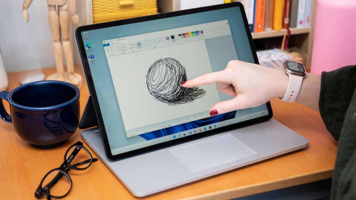 Person draws a shaded sphere with their finger on the display