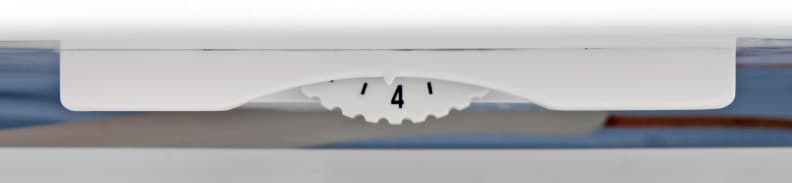 The barely visible control dial in the Danby DUF408WE uses a 0-7 numeric scale.