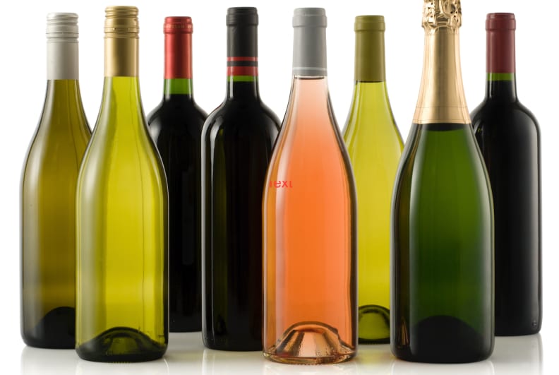 Des bouteilles de vin et de champagne vides illustrent différentes tailles et formes.