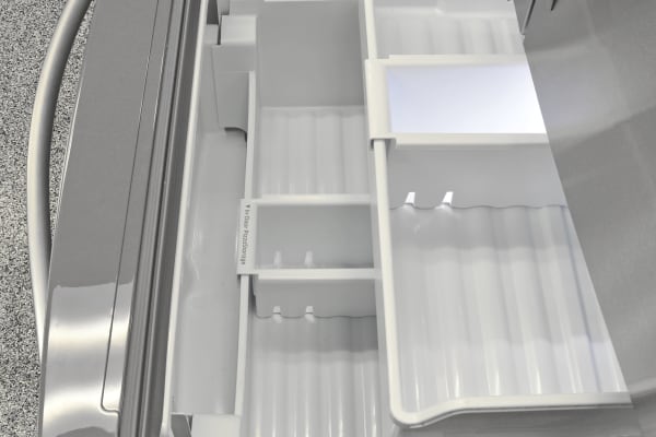 惠而浦WRF7DSDEM的拉出式冷冻柜被划分为区域，以便于冷冻食品的组织。