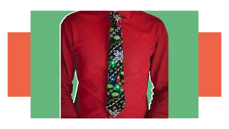 一个男人系着亮闪闪的圣诞领带。
