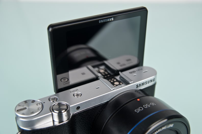 A picture of the Samsung NX3000's tilting screen.