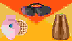 粉色华夫饼机，紫色眼罩，木制空气净化器，黄色/橙色背景