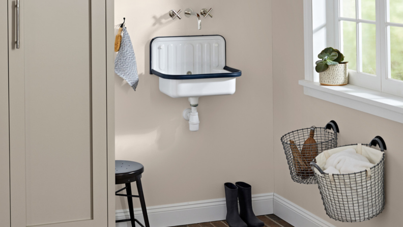 Wall mounted sink