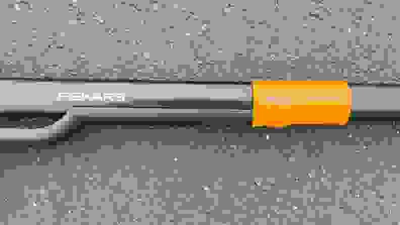Close-up of the Fiskars logo and the orange eject mechanism.