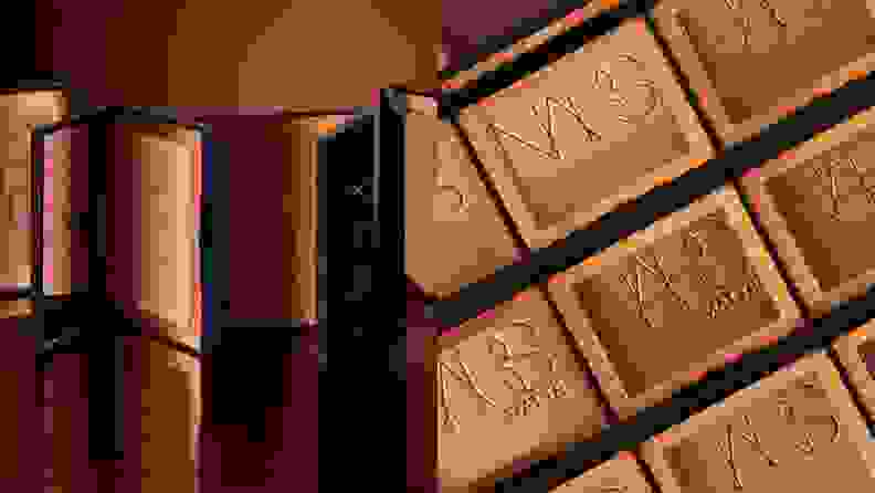 在左侧，由Nars在棕色背景前呈现出古铜色粉末的裸色阴影。在右边，不同色调的古铜色粉末来自Nars