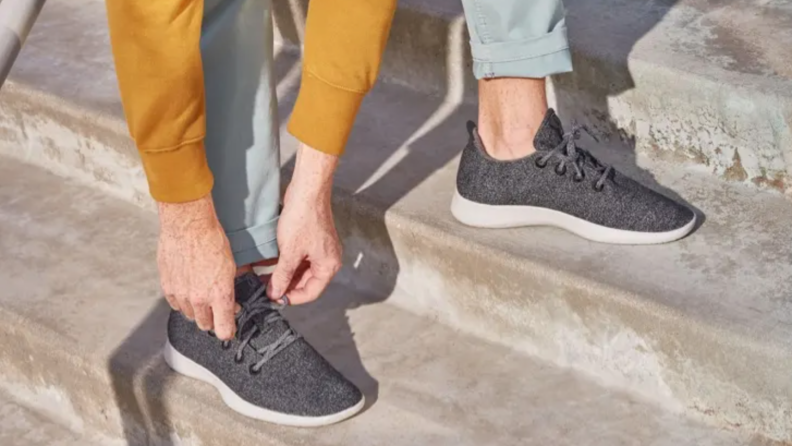 男人在系灰色的Allbirds