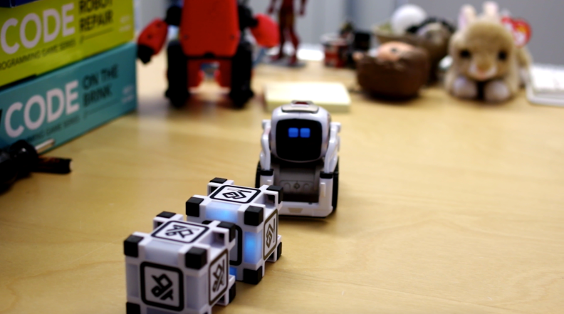 Cozmo plays with its blocks