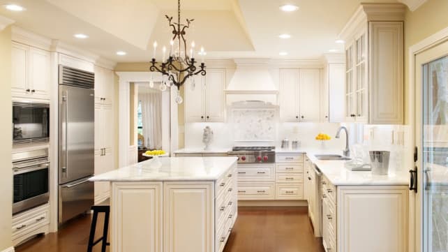 Traditional-kitchen-range-hood