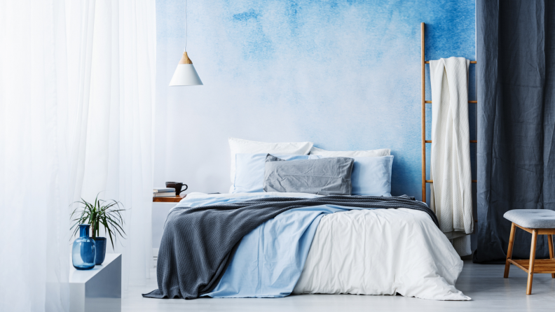 卧室装饰有蓝色的口音和蓝色的墙壁。